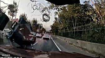 Sarıyer’de 4 otomobilin karıştığı kaza kamerada; araç havalanıp karşı yöne savruldu