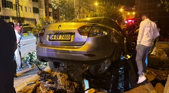 Sinop'ta ağaca çarpan otomobildeki 2 kişi yaralandı