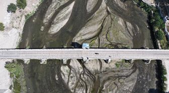 Tunca Nehri'nde debi düşünce kum adacıkları oluştu