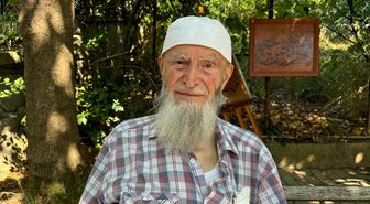 89 yaşındaki sanatçı, hat ve ahşap yakma sanatını yaşatıyor