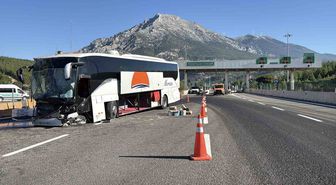 Pozantı'da Otobüs Bariyere Çarptı: 5 Yaralı