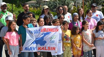 Van Gölü Kıyısında Çocuklarla Çevre Temizliği