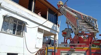 Defne'de çatı yangını kontrol altına alındı