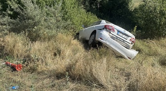 Oltu'da şarampole devrilen otomobilde 5 yaralı