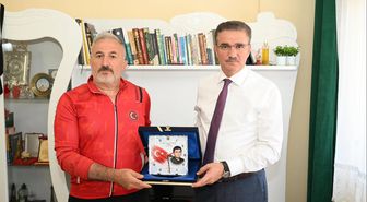 Erzurum Valisi Baruş, Şehit Ailesi ve Gazi'yi Evlerinde Ziyaret Etti