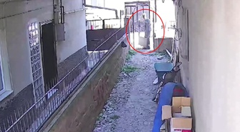 Hurdacı Apartman Kapısını Çaldı, Kamera Yakalattı