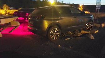 Yalvaç'ta kavşakta çarpışan iki otomobilde 10 kişi yaralandı