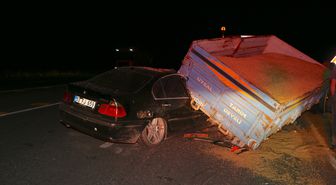 Kars'ta traktör römorkuna çarpan otomobilde 3 ağır yaralı