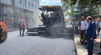 Kars'ta Faikbey Caddesi'ne Sıcak Asfalt