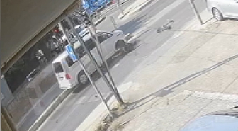 Kartal'da Minibüs Skutere Çarptı: Sürücü Ağır Yaralandı