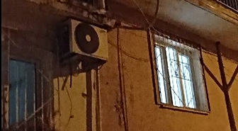 Kavga eden kedi elektrik tellerine düştü, battaniyeyle kurtarıldı