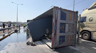 Gebze'de Tır Devrildi: Sürücü Yaralandı