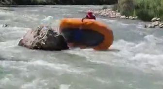 Çoruh Nehri'nde rafting heyecanı: Bot devrildi, sporcular son anda kurtuldu