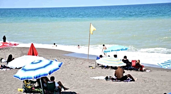 Akçakoca'da sıcak hava sahile akın ettirdi