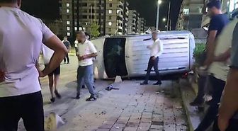 Siirt'te Kontrolden Çıkan Araç Kaldırıma Çıktı: 1 Yaralı