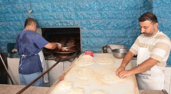 Cizre'de fırıncılar 80 derece sıcağa rağmen ekmek üretiyor
