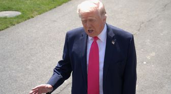 Trump: İran'a yaptırımlar sürüyor, askeri seçenekler masada
