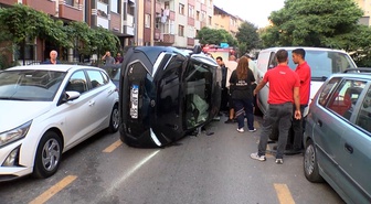 Ümraniye'de Kontrolden Çıkan Otomobil Park Halindeki 3 Araca Çarpıp Devrildi