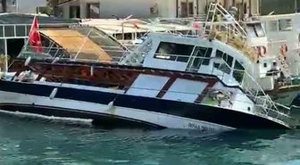 Akyaka'da Tur Teknesi Su Alarak Yan Yattı