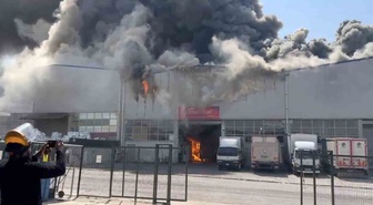 Yenimahalle'de Kargo Deposunda Yangın