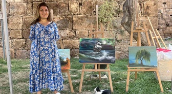 İki Kolunu Kaybeden Ressam Ayşe Işık, Ayaklarıyla Çizdiği Eserlerle Antalya'da Sergi Açtı