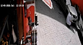 Beyoğlu'nda Sürücüsüz Kargo Aracı Park Halindeki Otomobile Çarptı: Araç Yol Kenarında Askıda Kaldı