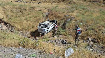 Bingöl'de Hafif Ticari Araç Şarampole Devrildi: 1'i Ağır 6 Yaralı