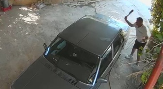 Anamur'da eski sevgilinin otomobiline satırla saldırı: KADES ihbarıyla yakalandı