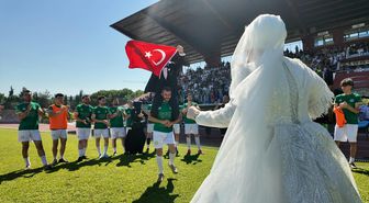 Gelinlik ve Damatlıkla Final Maçına Geldiler