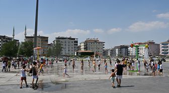Gaziantep'te 40 Derece Sıcak: Vatandaşlar Gölge ve Su Fıskiyelerinde Serinliyor