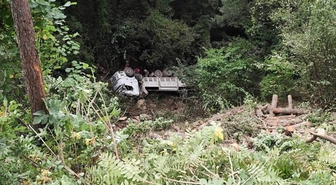 Dörtyol'da kamyon uçuruma devrildi: 2 yaralı