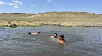 Kars'ta çocuklar derede serinliyor