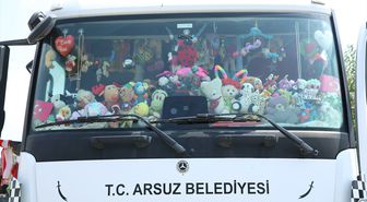 Depremde babasını kaybeden işçi, çöp kamyonuyla çocuklara oyuncak dağıtıyor