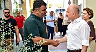 Vali Varol AVM'de vatandaş ve esnafla buluştu