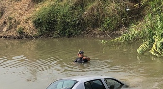 Ceyhan'da Otomobil Nehire Düştü, Sürücü Kendini Kurtardı