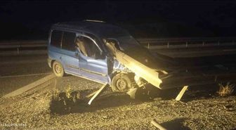 Bozüyük'te Sürücünün Uyuması Sonucu Bariyerlere Çarpan Otomobilde 1 Yaralı
