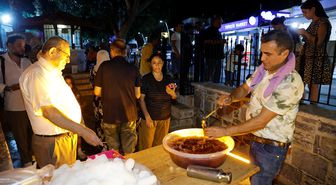 Bodrum'da Mevlit Kandili'nde Kar Şerbeti İkramı