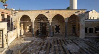 Depremde hasar gören iki tarihi cami yeniden ibadete açılıyor