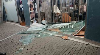 Bursa'da Otomobil Mağazaya Girdi, Sürücü Kaçtı