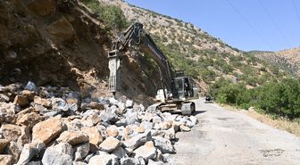 Hizan'da köy yollarına sıcak asfalt öncesi hazırlık