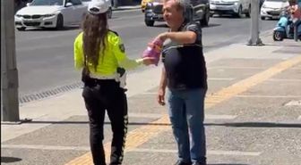 Trafik Polisinden Mevlit Kandili'nde Anlamlı Jest: Çikolata İkramı