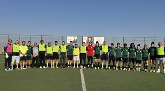 Kaymakam kadın futbolcularla dostluk maçı yaptı