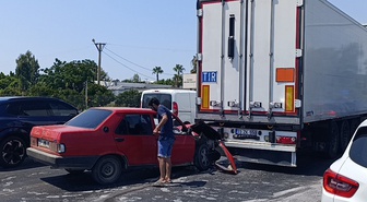 Kırmızı Işıkta Duran Tıra Tofaş Çarptı: 1 Yaralı