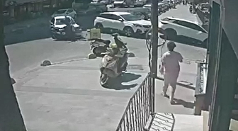 Küçükçekmece'de motosiklet ile otomobil çarpıştı: 1 yaralı
