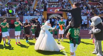 Düğün Günü Final Maçına Gittiler: Gelinlik ve Damatlıkla Tribünde Destek Verdiler