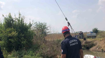 Ceyhan'da Otomobil Dereye Uçtu: Sürücü Yüzerek Kurtuldu