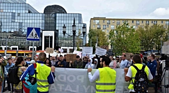 Varşova'da yabancılardan ikamet protestosu