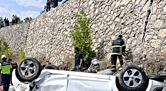 Aladağ'da Otomobil Dere Yatağına Devrildi: 2 Ölü, 1 Yaralı