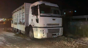 Hendek'te Asit Yüklü Kamyonda Sızıntı: Yol Kapatıldı, 2 Kişi Etkilendi