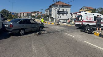 Bartın'da motosiklet-otomobil çarpıştı: 2 yaralı